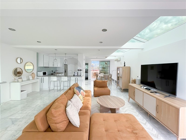 Пентхаус планировкой 3+1 с видом на море и горы