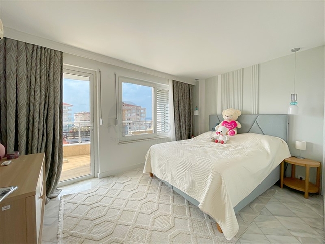 Пентхаус планировкой 3+1 с видом на море и горы