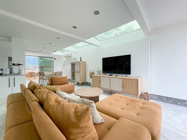 Пентхаус планировкой 3+1 с видом на море и горы