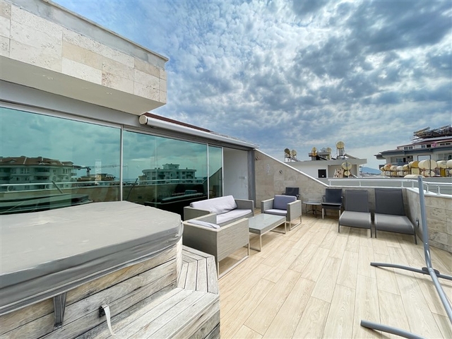 Пентхаус планировкой 3+1 с видом на море и горы