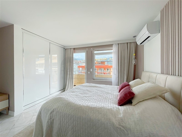 Пентхаус планировкой 3+1 с видом на море и горы