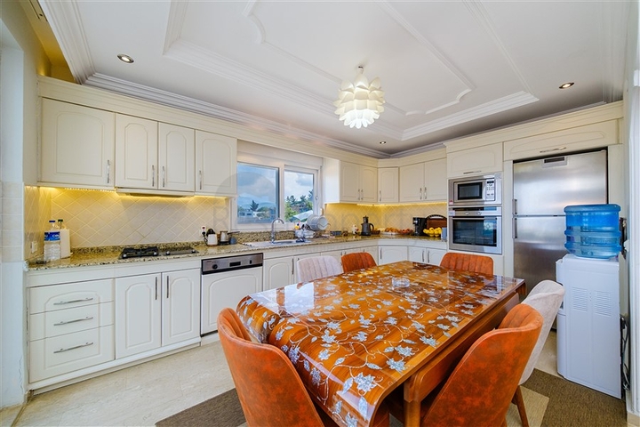 Меблированная вилла планировкой 4+1 в районе Каргыджак