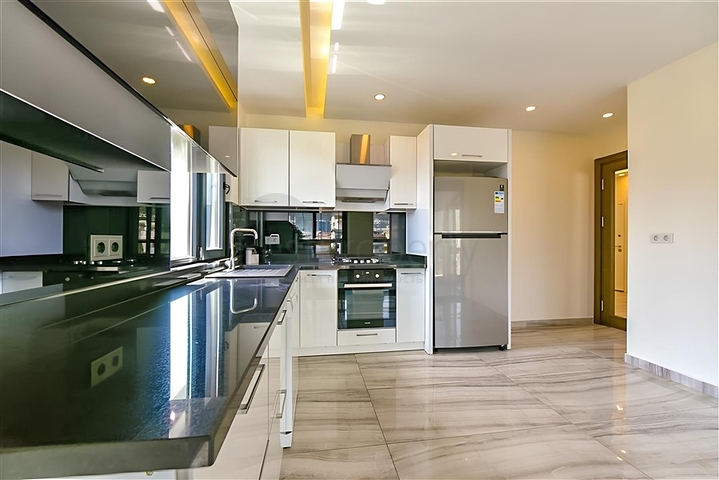 Квартира 2+1 с отдельной кухней в 50 метрах от моря в центре Алании