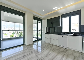 Квартира 2+1 с отдельной кухней в 50 метрах от моря в центре Алании