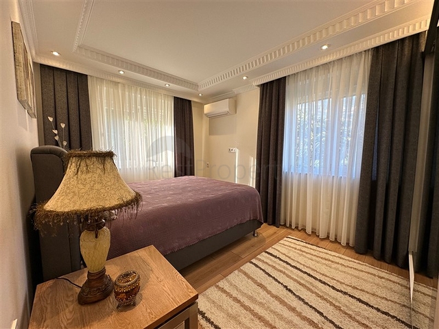 Вилла в центральной части Алании с видом на море