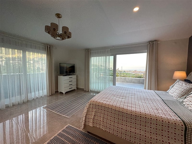 Вилла в центральной части Алании с видом на море