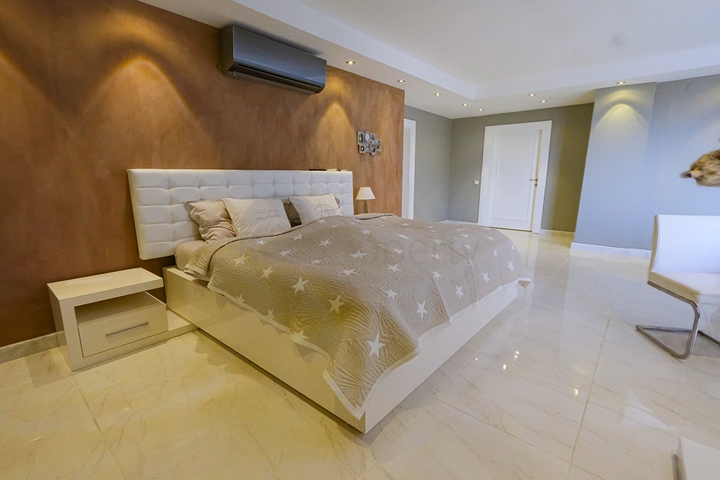 Вилла планировкой 3+2 в центре Алании с видом на Средиземное море