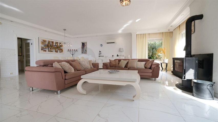 Приватная вилла в окружении природы в районе Кестель