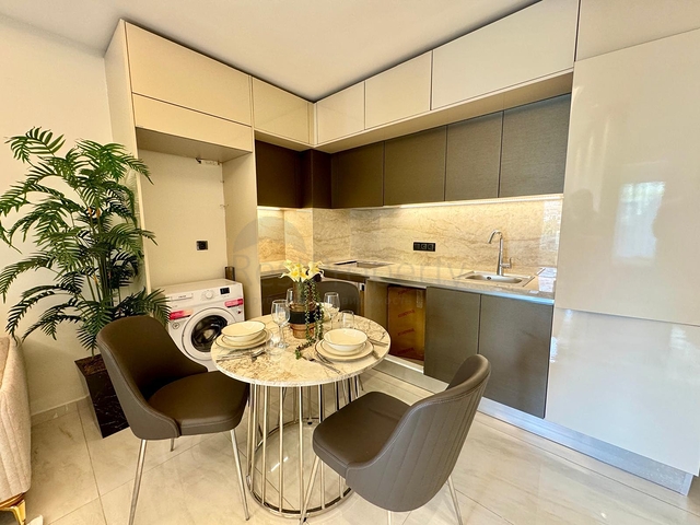 Трехкомнатная квартира на первой береговой линии