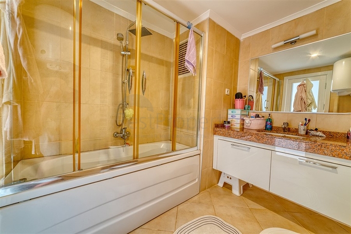 Четырехкомнатный пентхаус в районе Оба