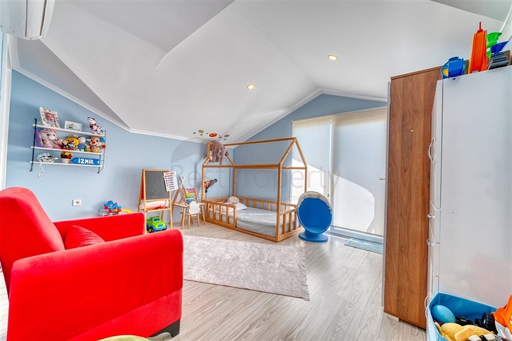 Четырехкомнатный пентхаус в районе Оба