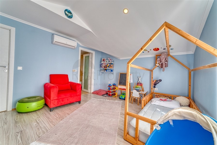 Четырехкомнатный пентхаус в районе Оба