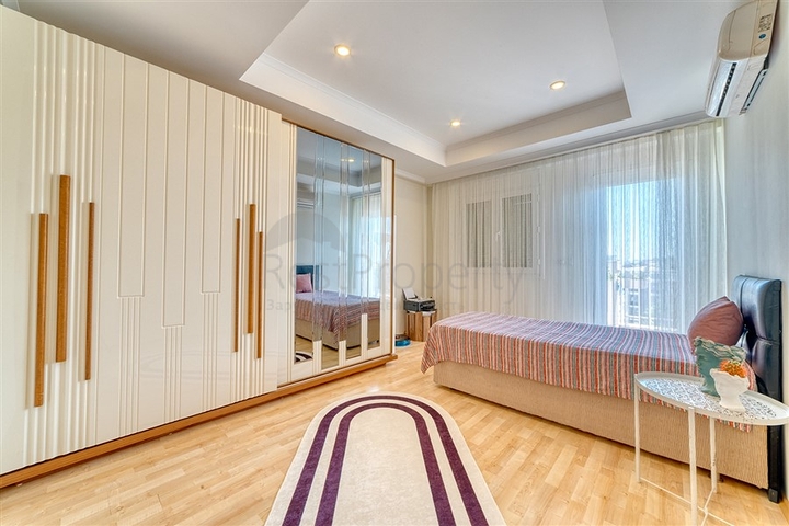 Четырехкомнатный пентхаус в районе Оба