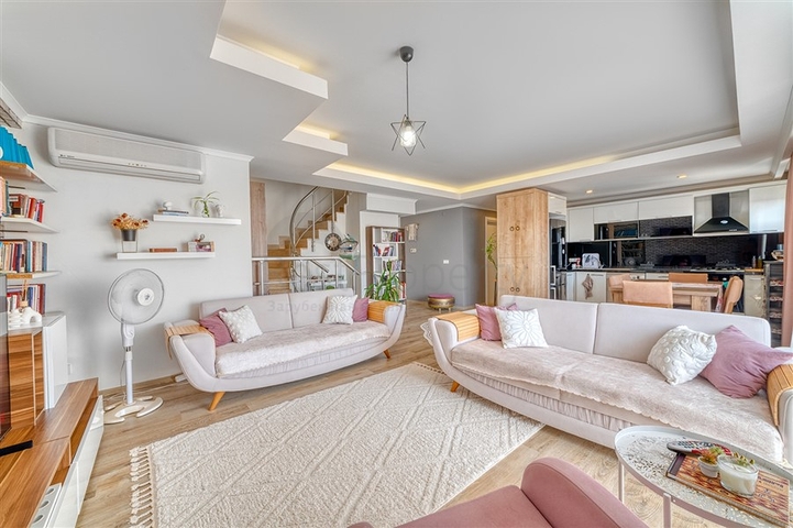 Четырехкомнатный пентхаус в районе Оба