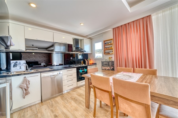 Четырехкомнатный пентхаус в районе Оба