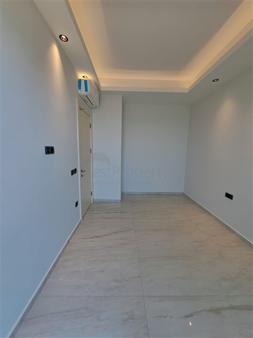 Квартира 1+1 на первой береговой линии в Махмутларе