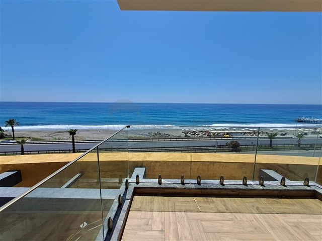 Квартира 1+1 на первой береговой линии в Махмутларе