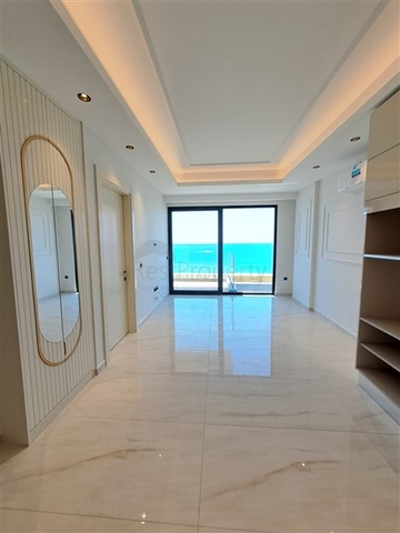 Квартира 1+1 на первой береговой линии в Махмутларе