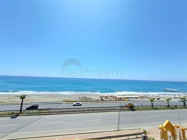 Квартира 1+1 на первой береговой линии в Махмутларе