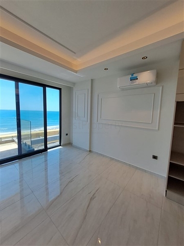 Квартира 1+1 на первой береговой линии в Махмутларе