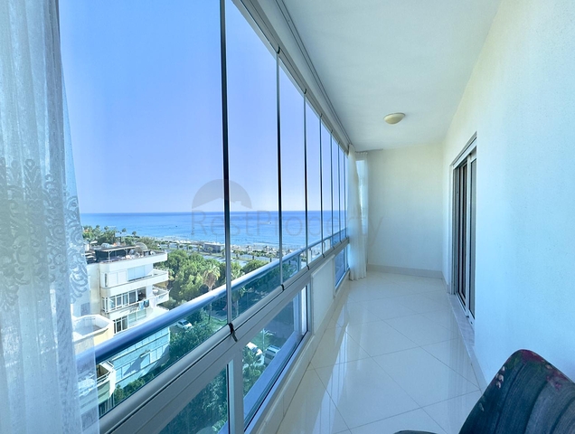 Квартира в жилом комплексе на берегу моря в Махмутларе