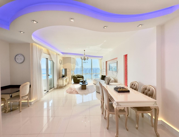 Квартира в жилом комплексе на берегу моря в Махмутларе