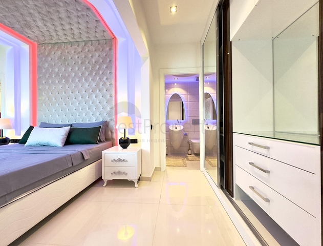 Квартира в жилом комплексе на берегу моря в Махмутларе