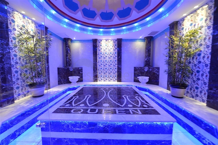 Квартира в жилом комплексе на берегу моря в Махмутларе