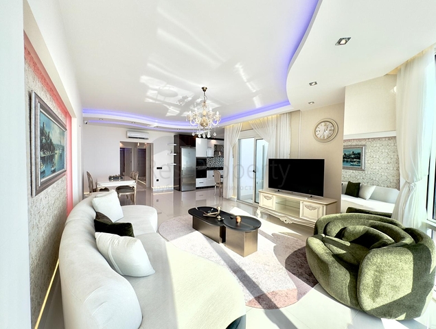 Квартира в жилом комплексе на берегу моря в Махмутларе