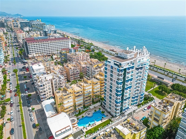 Квартира в жилом комплексе на берегу моря в Махмутларе