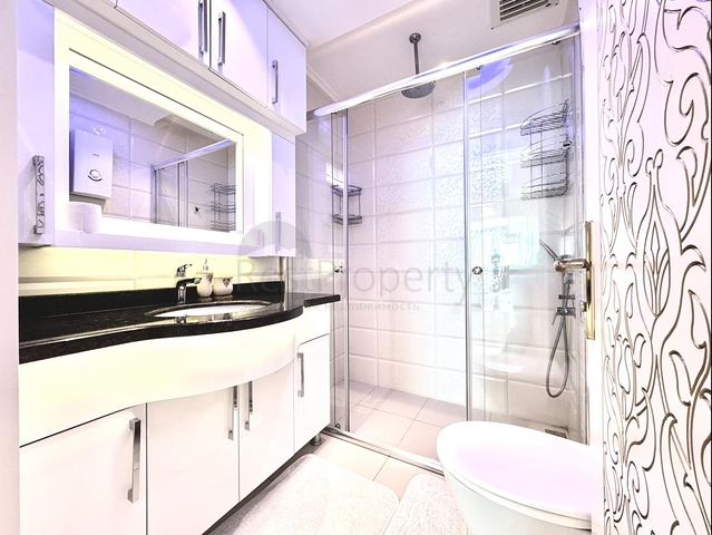 Квартира в жилом комплексе на берегу моря в Махмутларе