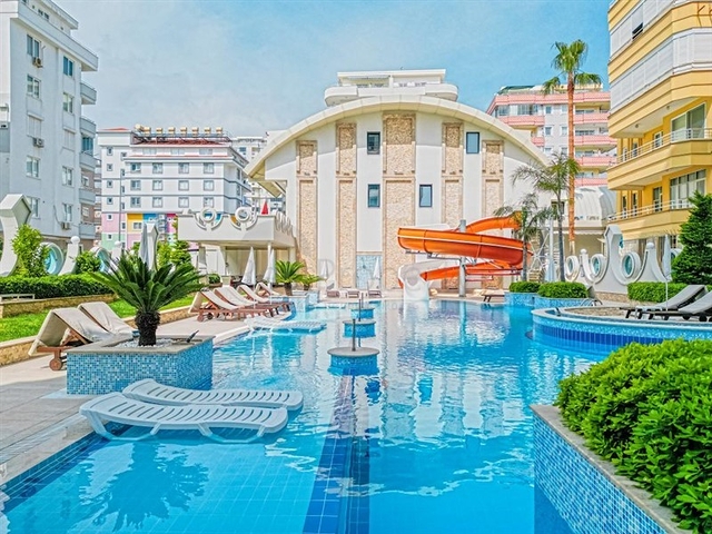 Квартира в жилом комплексе на берегу моря в Махмутларе