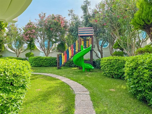 Квартира в жилом комплексе на берегу моря в Махмутларе