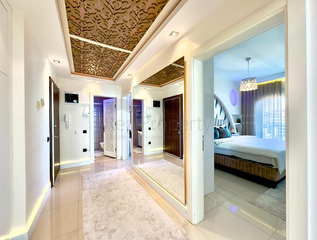 Квартира в жилом комплексе на берегу моря в Махмутларе