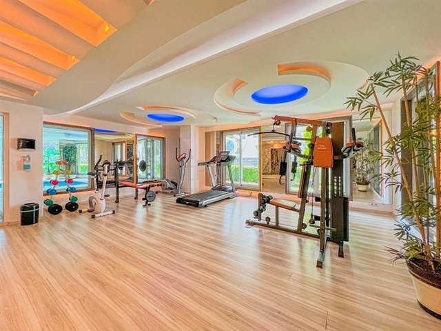 Квартира в жилом комплексе на берегу моря в Махмутларе