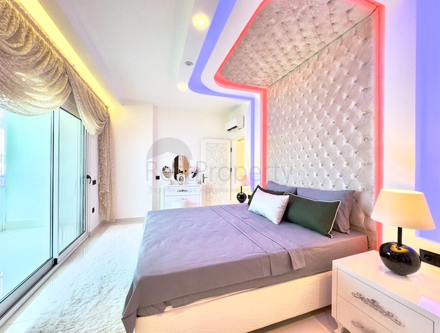 Квартира в жилом комплексе на берегу моря в Махмутларе