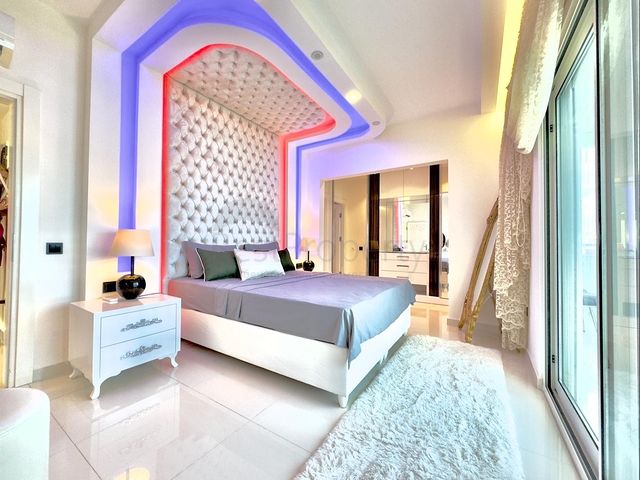 Квартира в жилом комплексе на берегу моря в Махмутларе