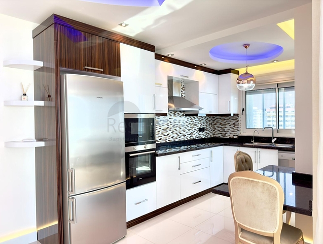 Квартира в жилом комплексе на берегу моря в Махмутларе