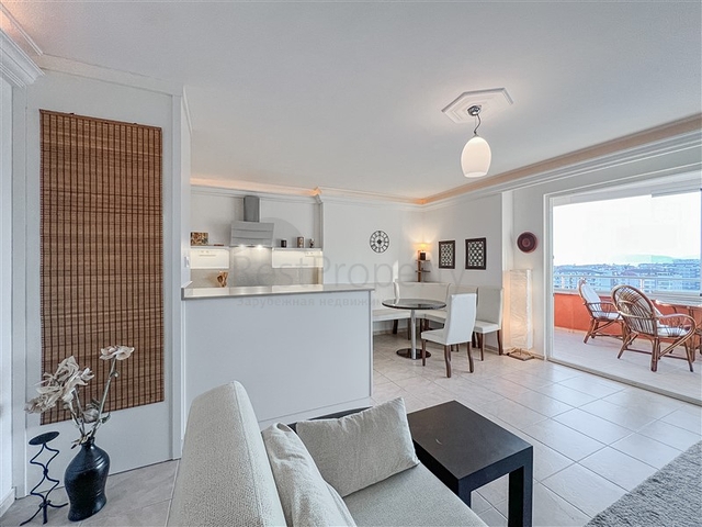 Уютная трехкомнатная квартира в 150 м от моря