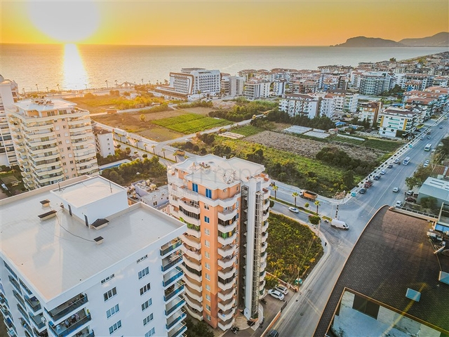 Уютная трехкомнатная квартира в 150 м от моря