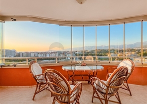 Уютная трехкомнатная квартира в 150 м от моря