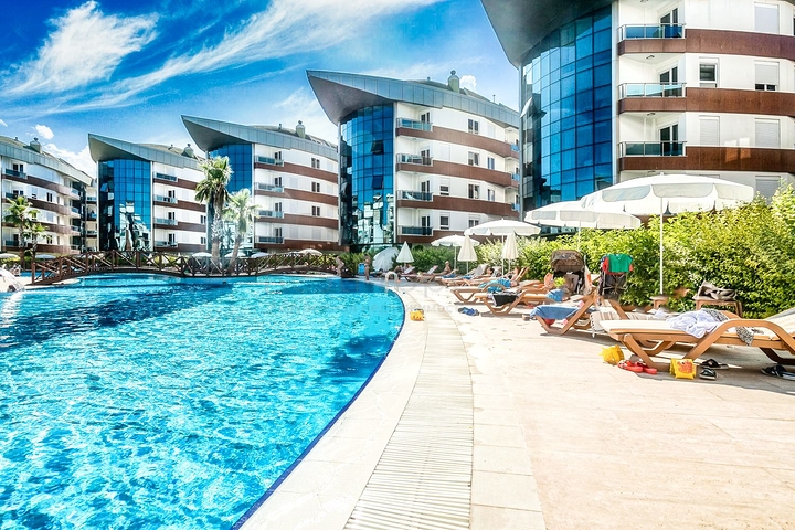 Квартира 2+1 в комплексе отельного плана в 5 минутах от моря