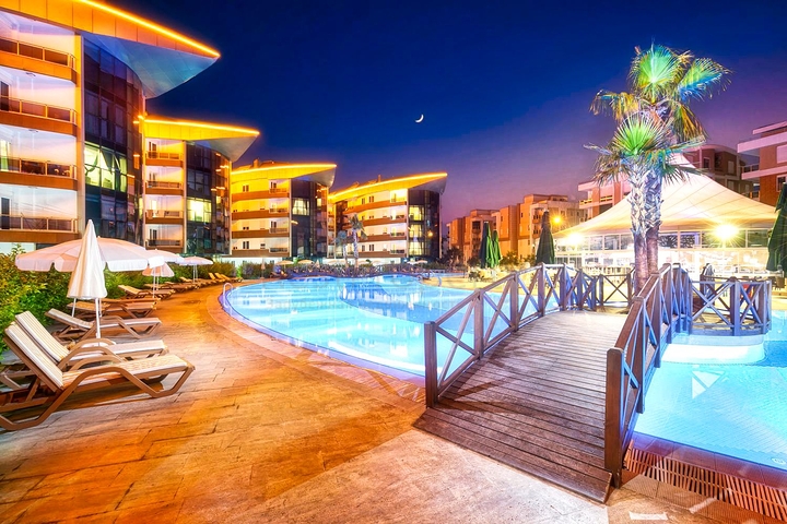 Квартира 2+1 в комплексе отельного плана в 5 минутах от моря