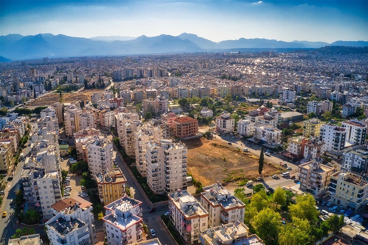 Новое комплексное здание в центре города Анталии