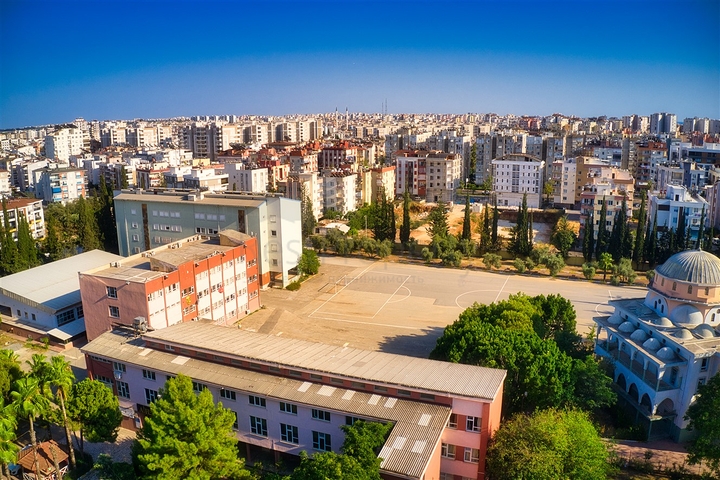 Новое комплексное здание в центре города Анталии