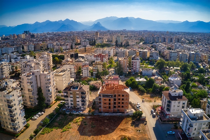 Новое комплексное здание в центре города Анталии