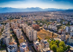 Новое комплексное здание в центре города Анталии