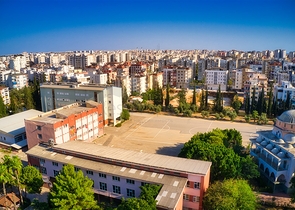 Новое комплексное здание в центре города Анталии