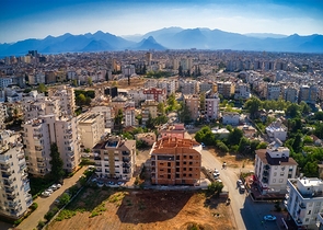 Новое комплексное здание в центре города Анталии