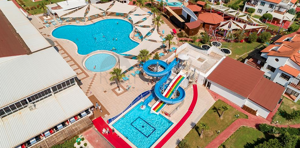 Вилла 3+1 с мебелью в комплексе гостиничного типа в Белеке Анталья